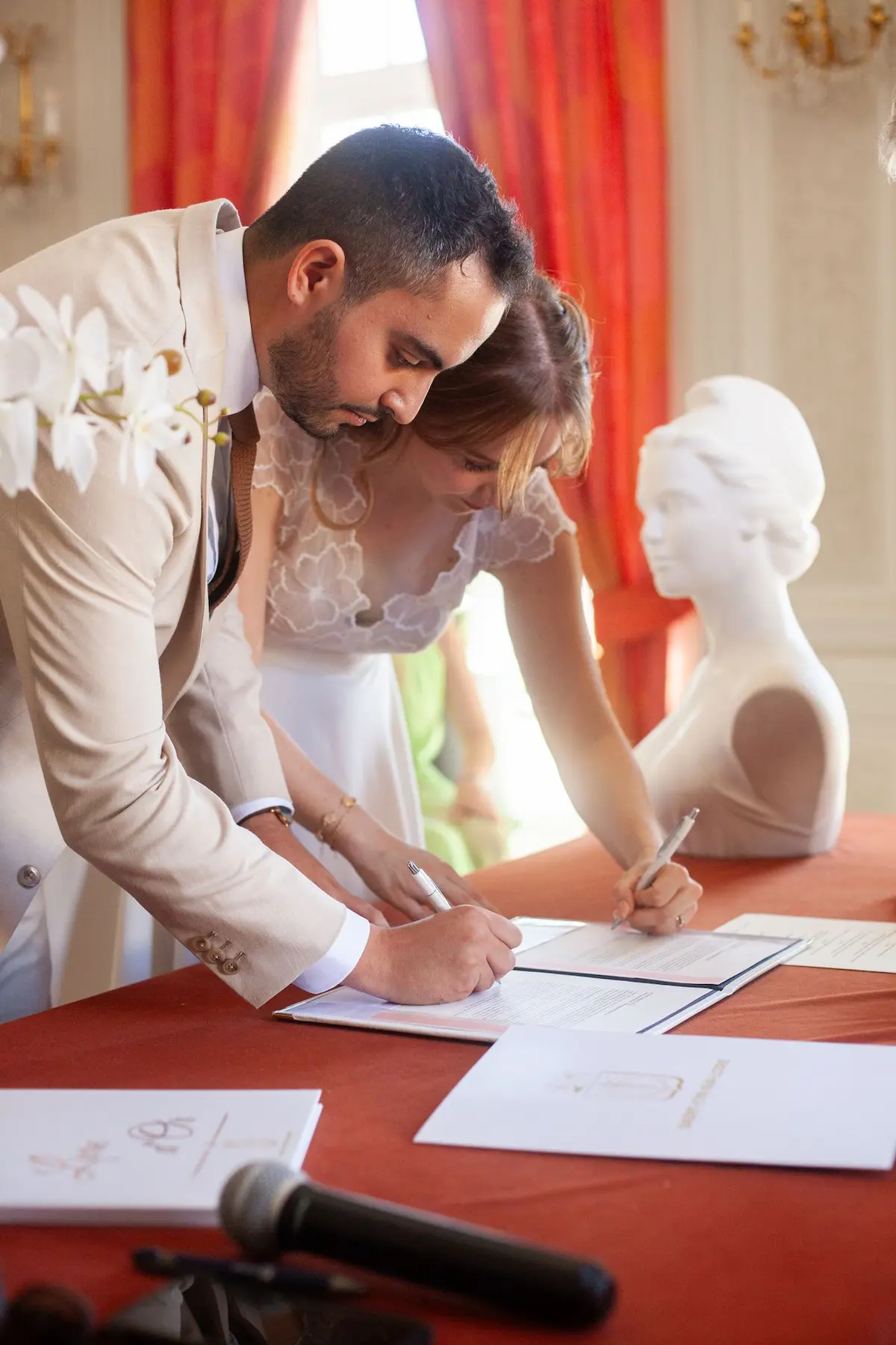 Cérémonie à la mairie de Tours, avec les mariés qui signent leur contrat