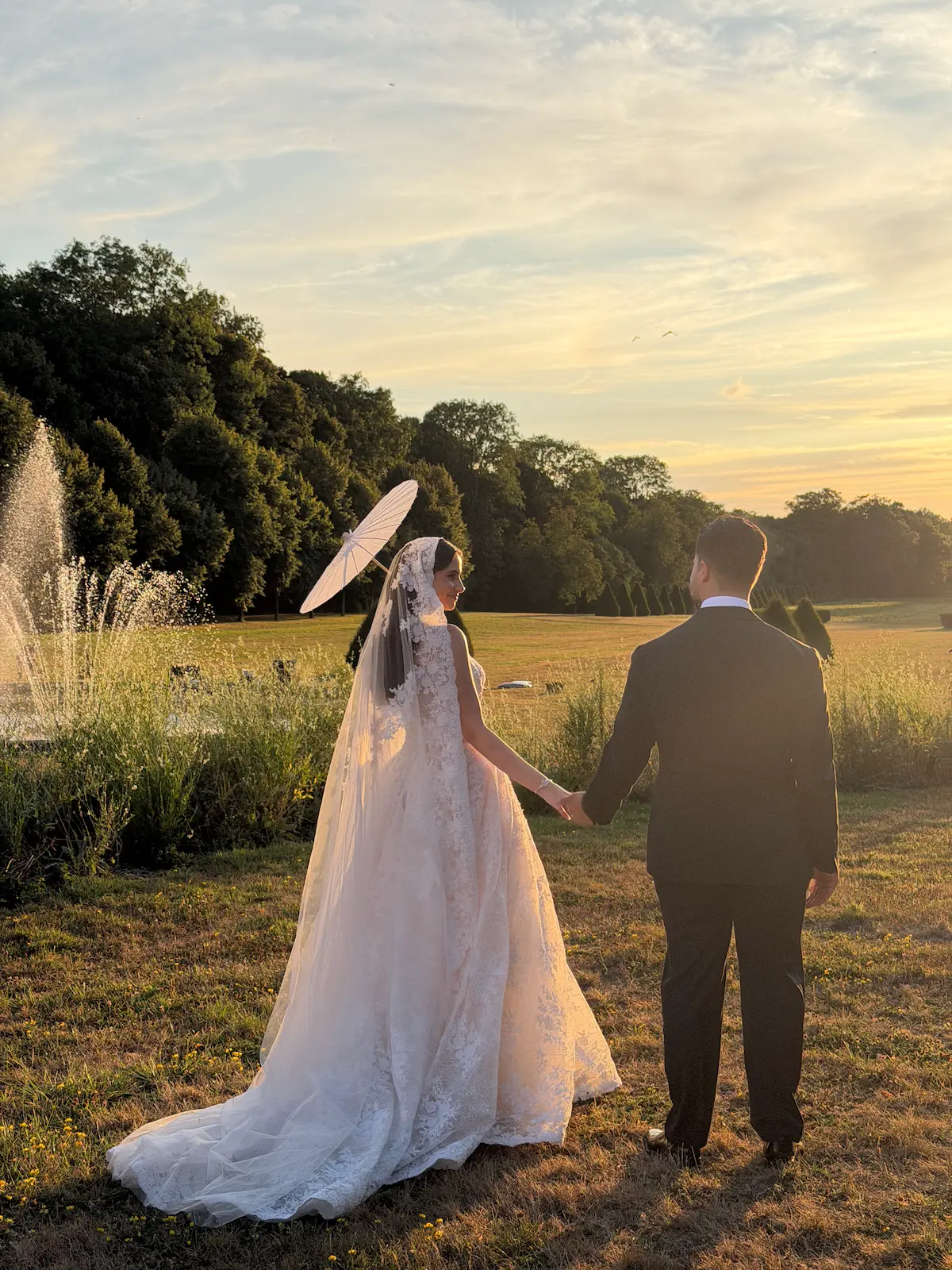 Shooting mariée dans le jardin du château lors du sunset